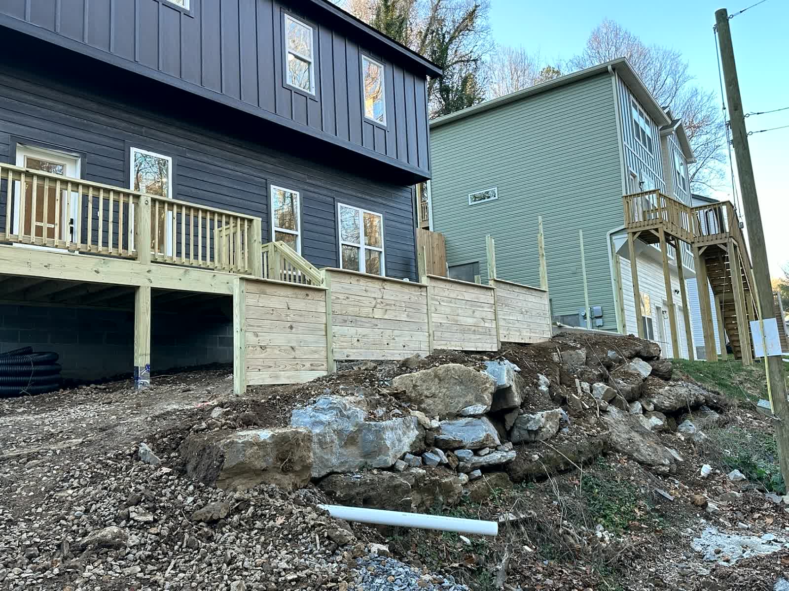 Low horizontal wood privacy wall along a townhome slope